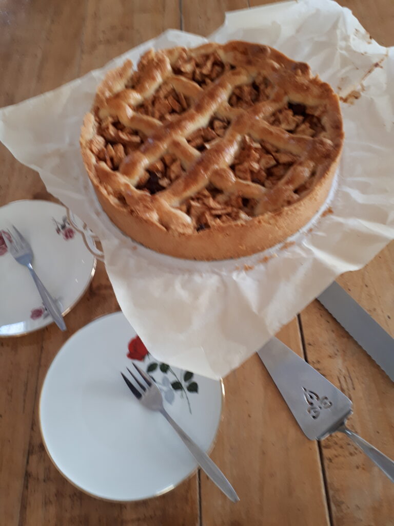Huisgemaakte appeltaart op tafel bij Knus Bussum