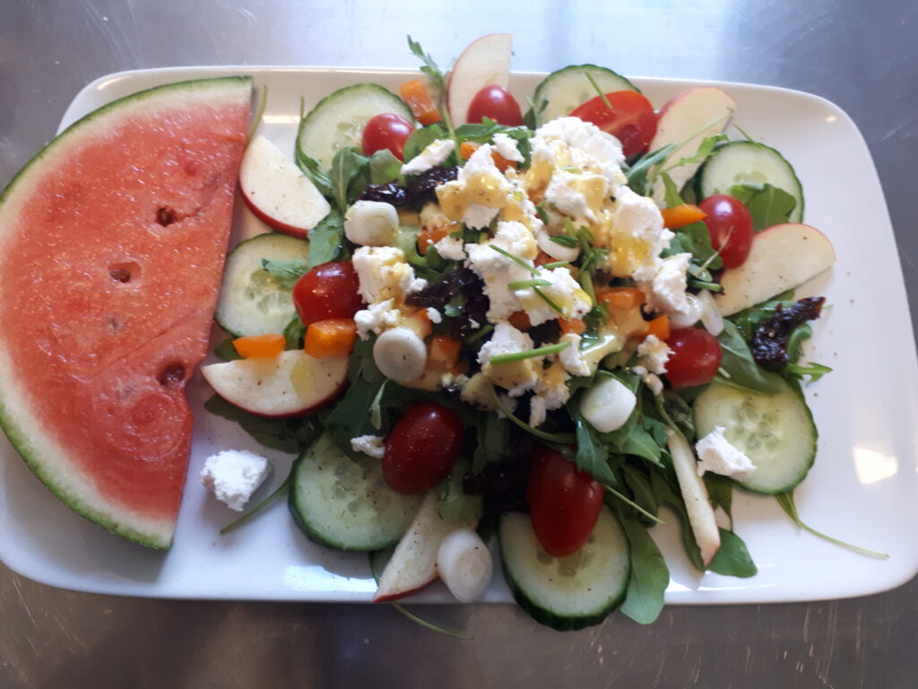 Een rijkgevulde salade met watermeloen bij Knus Bussum